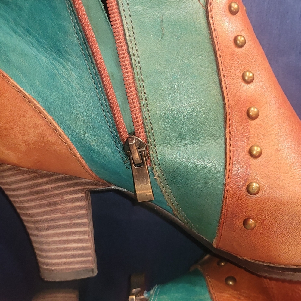 L'Artiste by Spring Step Quiddity Teal & Tan  Ankle Boots Studded NWT 👍 - Picture 4 of 7